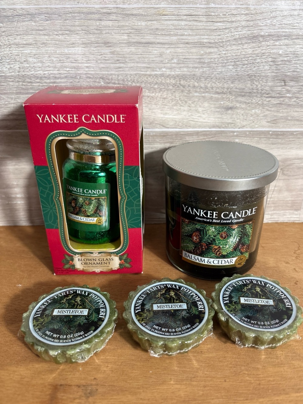 Yankee Candle Green Mistletoe Wax Melts with Balsam & Cedar Jar Candle